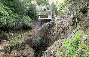 亚速尔群岛壮观的硫磺洞穴游客中心