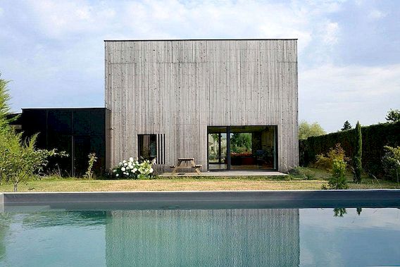 Tectoniques Architects在法国里昂的方形形状令人印象深刻的预制别墅