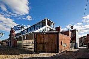Stabilt byggnad förvandlas till charmigt modernt hem i Australien