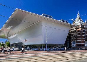 Stedelijk Museum in Amsterdam officieel geopend door Koningin Beatrix op 22 september