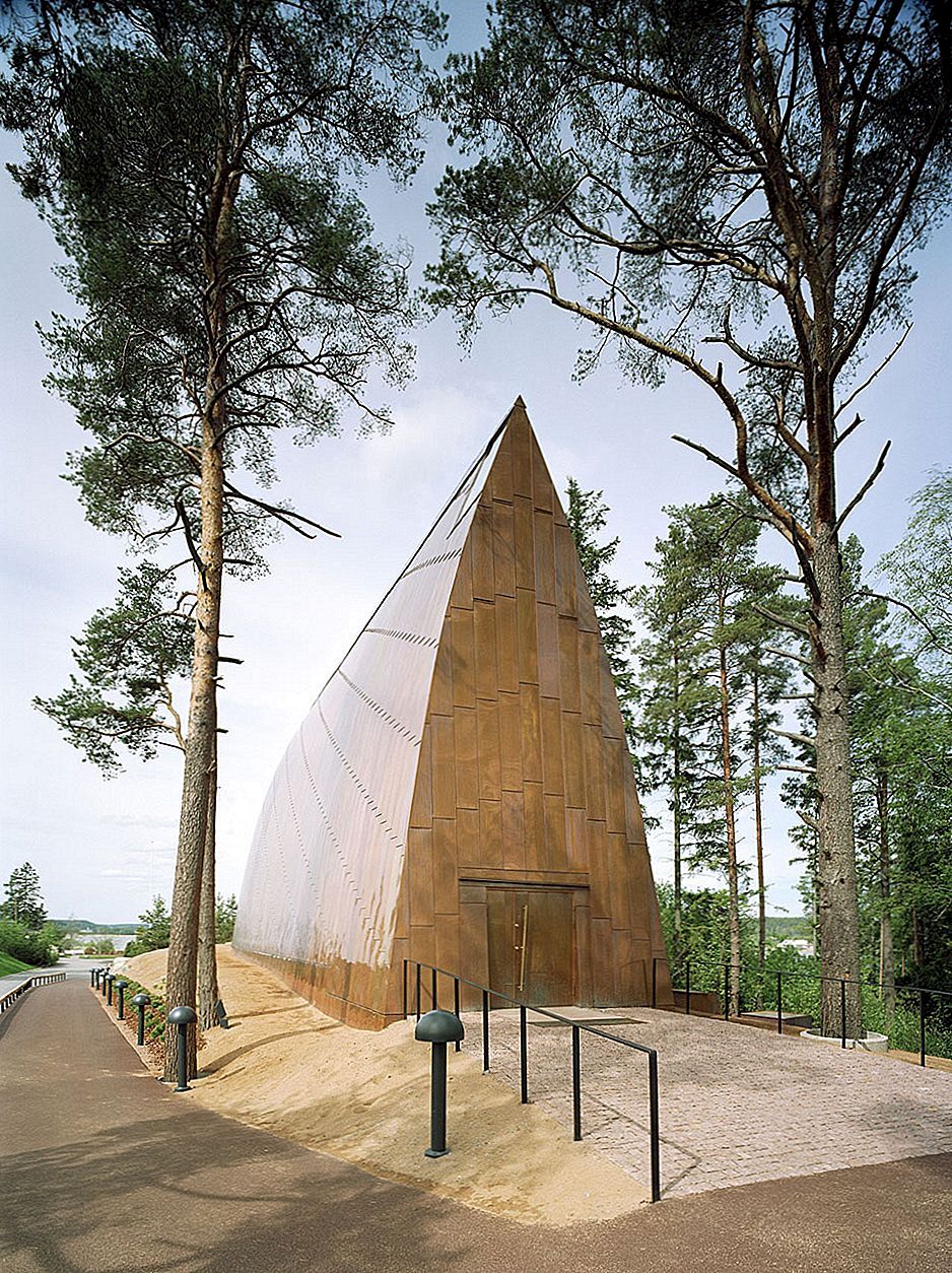 芬兰陡峭的铜质教堂设计