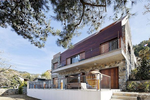 Sten och Irokko Wood Formar ett hem i den pittoreska Cyperns byn