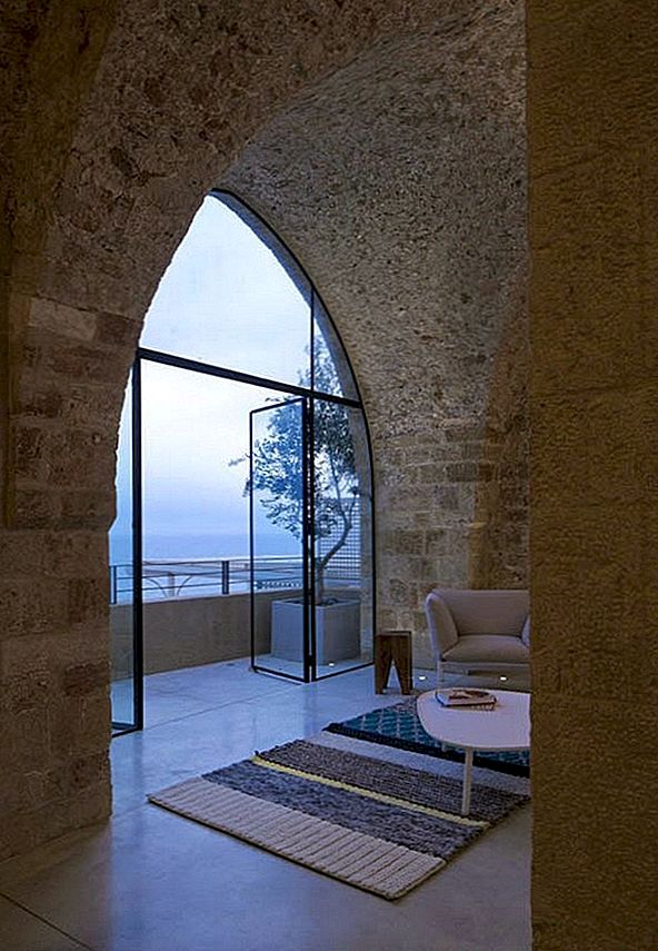 Stone, gewelfde plafonds en echte sfeer in een inspirerend huis in Tel Aviv