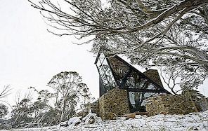 Sten, trä och metall användes för detta hus i Australien