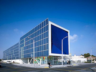 Úžasný design veřejné školy v Kalifornii, obložený 650 solárními panely