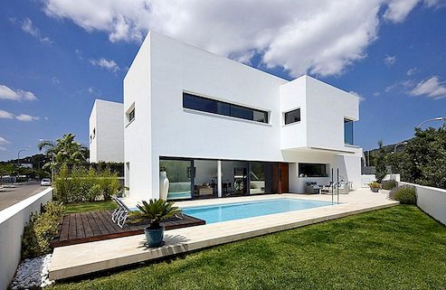 西班牙时尚全白住宅项目由简明设计线定义