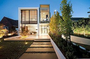 Moderna australska kuća izrađena od pravokutnih blokova povezanih s prirodom