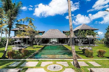 Stylový rekreační odpočinek na Bali s černě zdůrazněnými dekory: Mahatma House