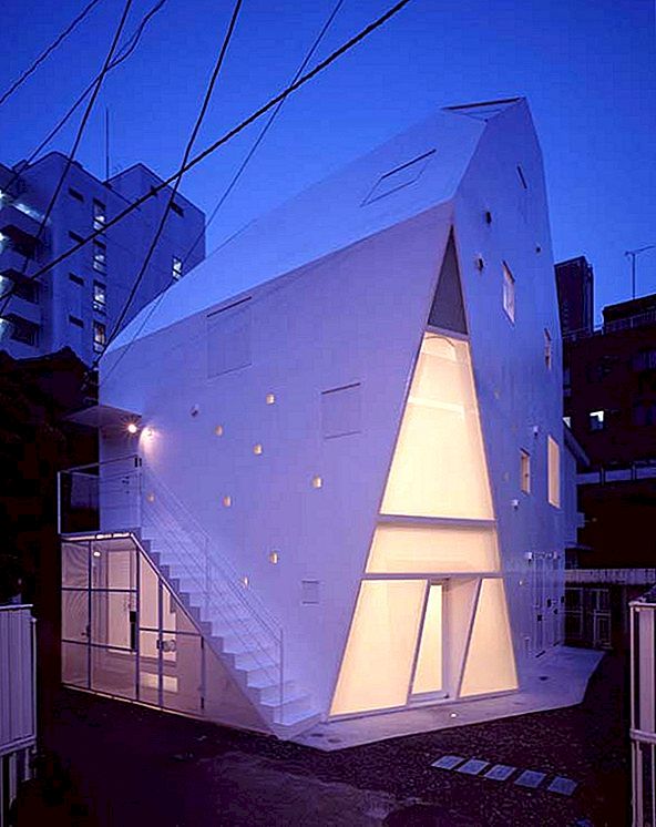 Verrassende architectuur met dynamische hoekperspectieven in Tokio