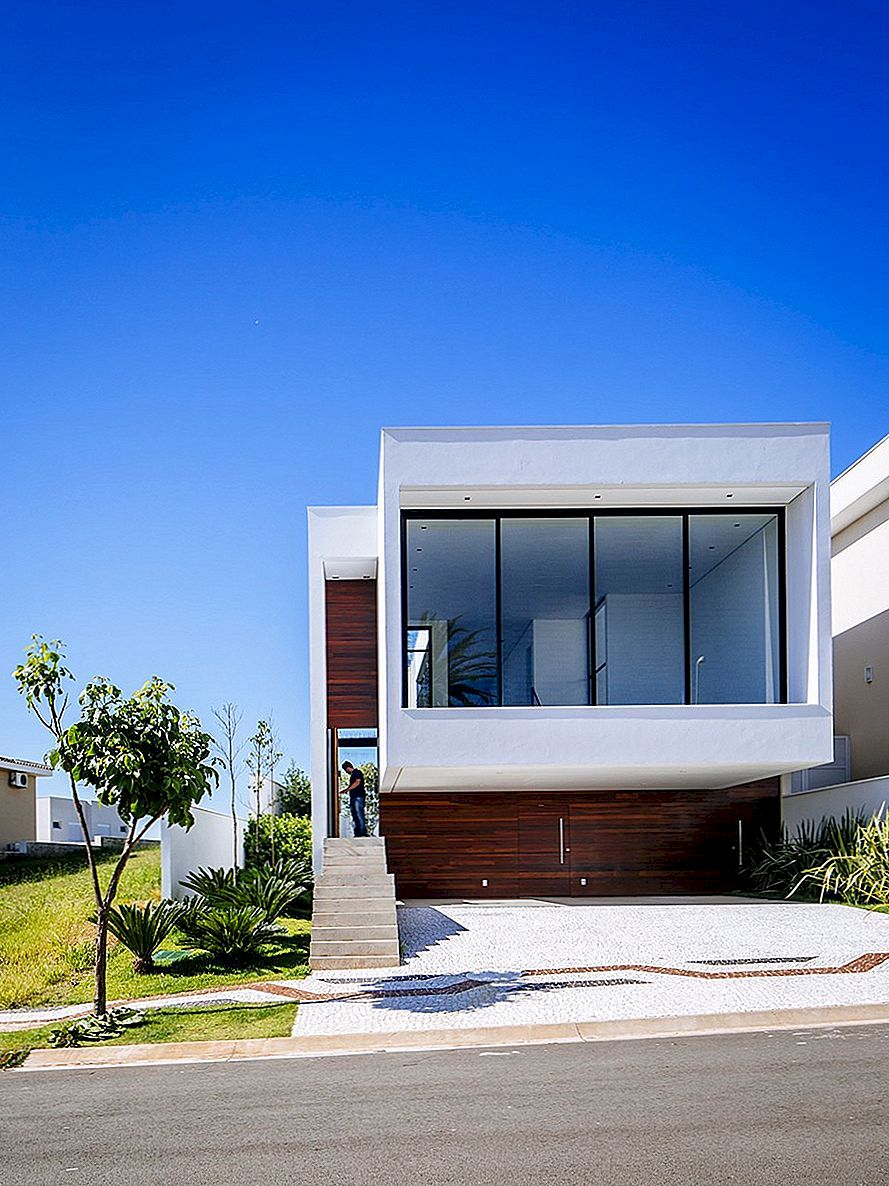 Ilgtspējīgs četrpakāpju mājas Brazīlijā, kas atspoguļo Bold moderna arhitektūra