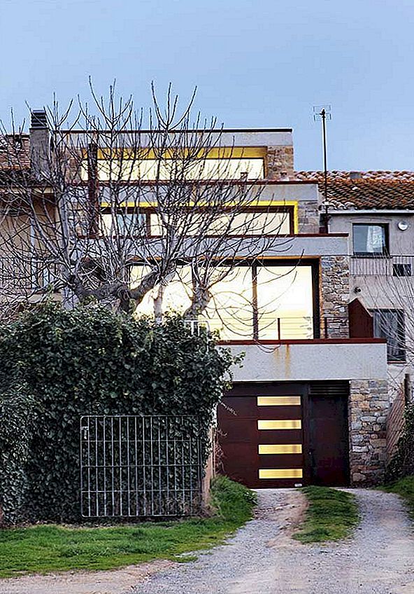 Terrasvormig huis in Girona met een trapsgewijs ontwerp en vet gele accenten