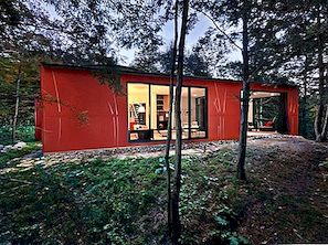 The Contemporary Hill-Maheux Cottage door Kariouk Associates