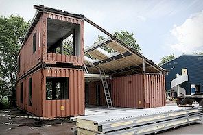 Het creatieve groene ontwerp van een verzendcontainerhuis