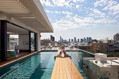 Bazén v pátém patře: vynikající doplněk nového domu v Tel Avivu
