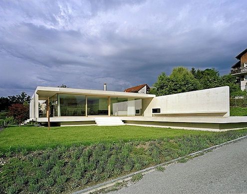 Jednokrevetna, blago nagnuta moderna kuća s pogledom na Alpe