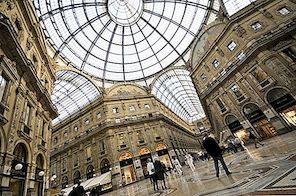 De spännande glasvalvade bågarna på Galleria i Milano