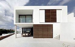 Het Square-huis siert het Spaanse landschap met zijn minimalistische design