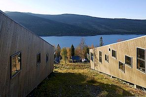 Tre identiska bostäder som dra fördel av en brant sluttning i Sverige