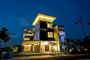 Tre våningar hus i Malaysia med fantastisk utsikt från takterrassen