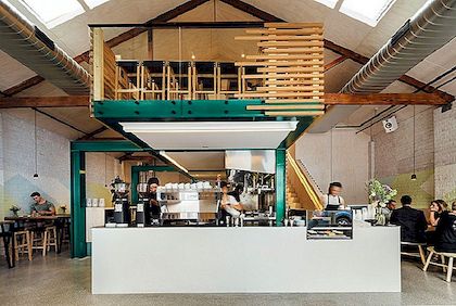 Dřevěný lamelový mezanin jako hlavní bod pro kódové černé kavárny v Melbourne