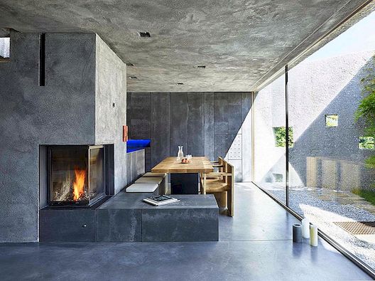Drobný betonový bunkr se otevírá do třípatrového domu plného světla