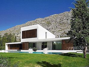 Tricoloured Mallorcan Dream House Reflekterande i poolen