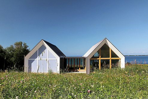 Kanada'da ikiz evleri çerçeveli sakin deniz manzarası