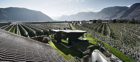 Tweelingspiegelhuizen die op de Zuid-Tiroolse Dolomieten in Italië wijzen