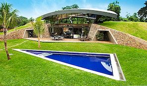 Twin Modern Home Design i Paraguay Bestämd av ovanlig markintervention