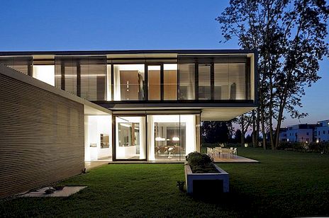 Två staplade vinkelräta volymer som definierar moderna LK-hus i Österrike