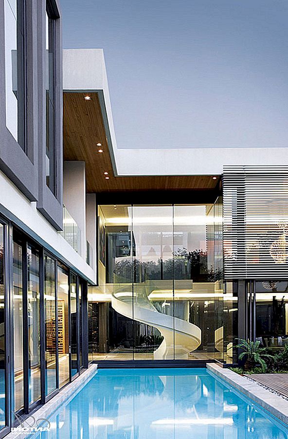 U-tvarovaná moderní bydliště v Johannesburgu Zobrazuje extravagantní vlastnosti