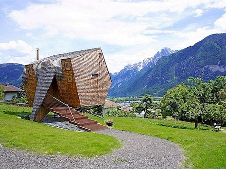 Ο ξενώνας Ufogel ξετυλίγεται πάνω από τα λιβάδια στο Lienz της Αυστρίας