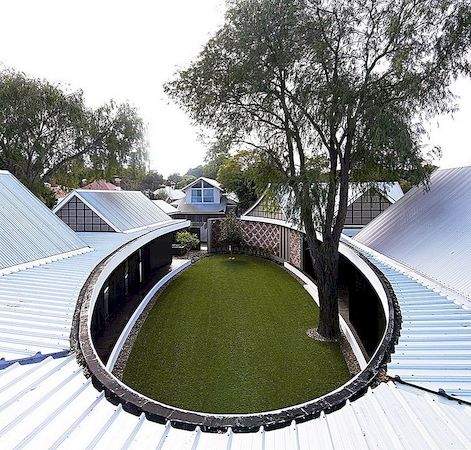 Neumjerena obiteljska rezidencija otkriva arhitekturno iznenađenje: Subiaco ovalno dvorište