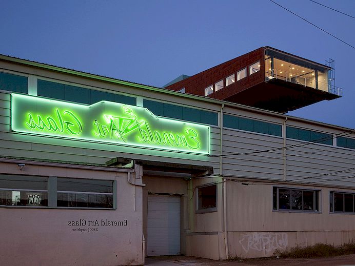 Nekonvenční smaragdový sklářský dům v Pittsburghu v Pensylvánii