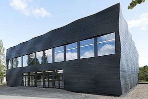 Zvlněná moderní přednášková místnost v Německu Postavena na omezený rozpočet