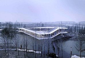 Modern clubhuis ontplooien in China, omringd door de natuur