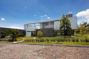 Ongebruikelijke lay-out onthuld door Modern Casa 2V in Ecuador