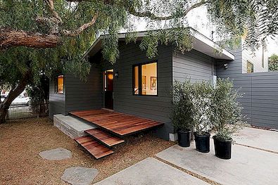 Upravený plážový bungalov zabalený v zinkovém opláštění: Rezidence Bay Street v Kalifornii