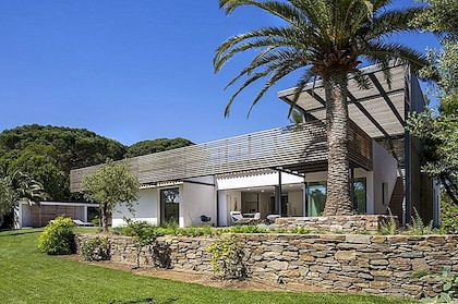 Upravený dům v Saint-Tropez, který obklopuje bohatou přírodní krajinu