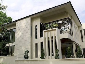 Lotus House展示的现代住宅建筑的垂直度