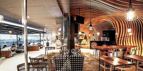 波浪木材板条带来洞穴般的感觉：雅加达新六度咖啡馆