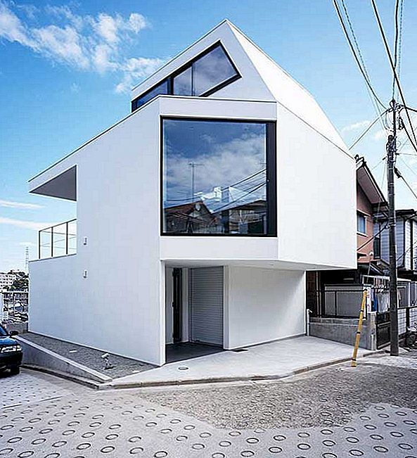 白色家庭与黑暗框架Windows俯瞰东京：Vista住宅