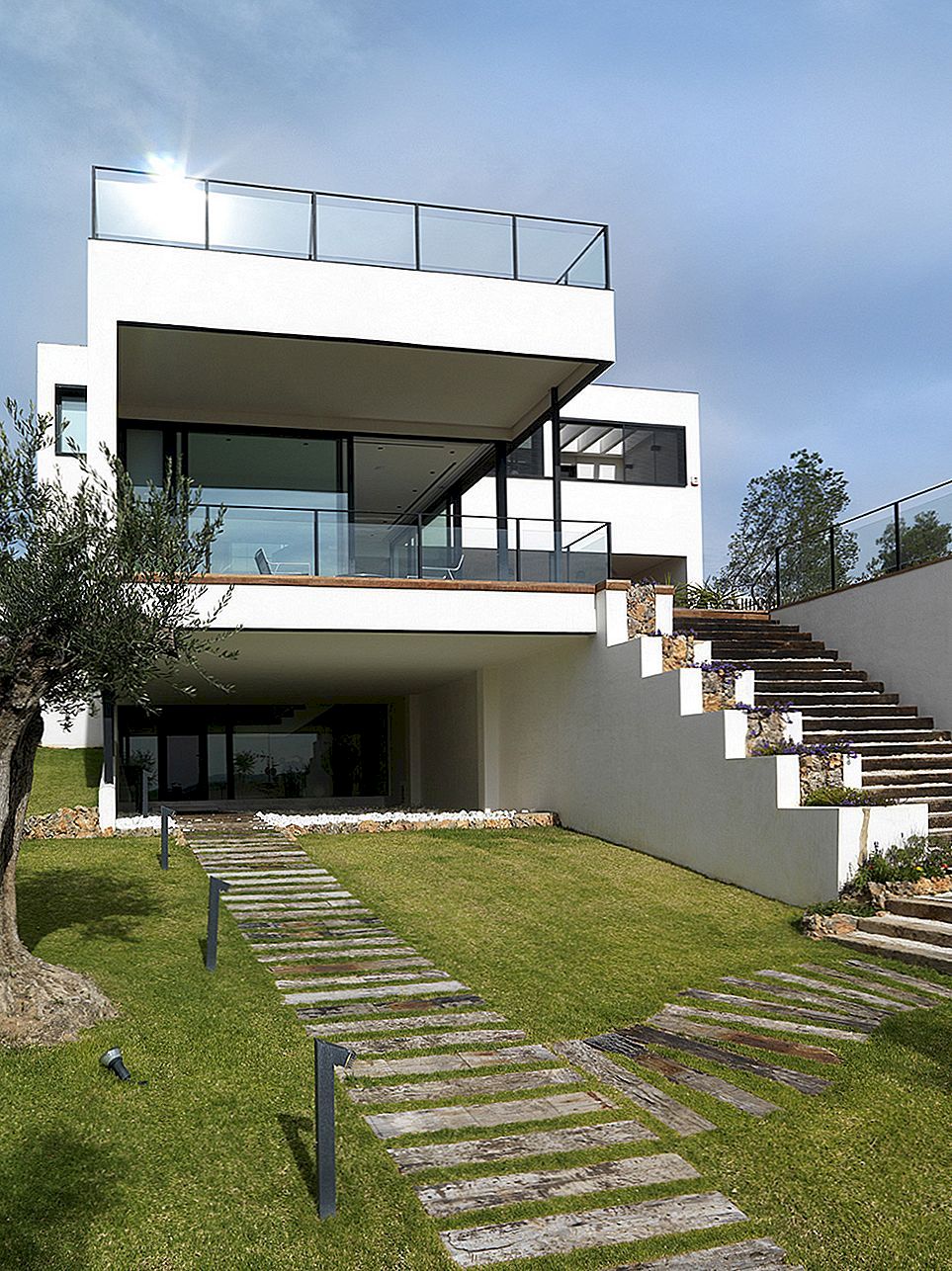 Vita bostad i Spanien som omfattar moderna volymer av LADAA Studio