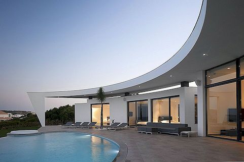 Wit silhouet met een ingewikkelde geometrie in Portugal: Colunata House