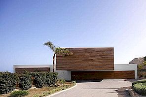 Wood-Cladded Dream Home in Almunecar: puur wit