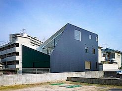 Japāņu arhitektu no "Future Studio" iesaiņo māju