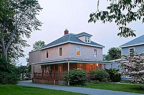 Jong koppel Cedar House in Nova Scotia, Canada