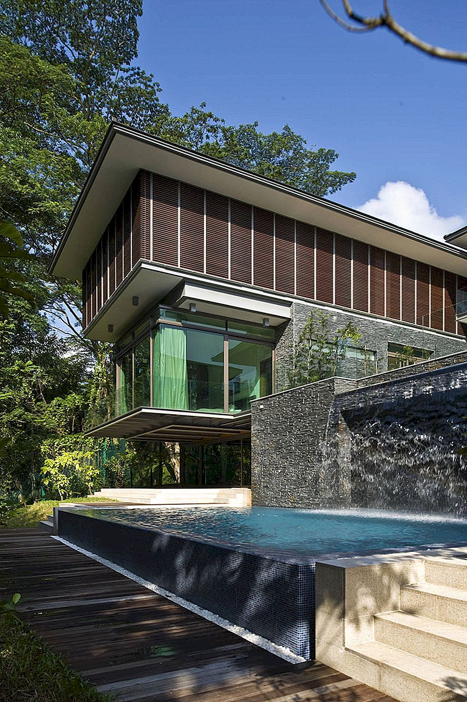 Zen-inspirovaná rezidence v Singapuru, která zahrnuje luxusní vegetaci