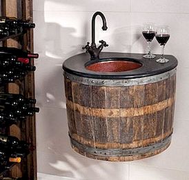 Origineel badkamermeubilair gemaakt van oude wijnvaten