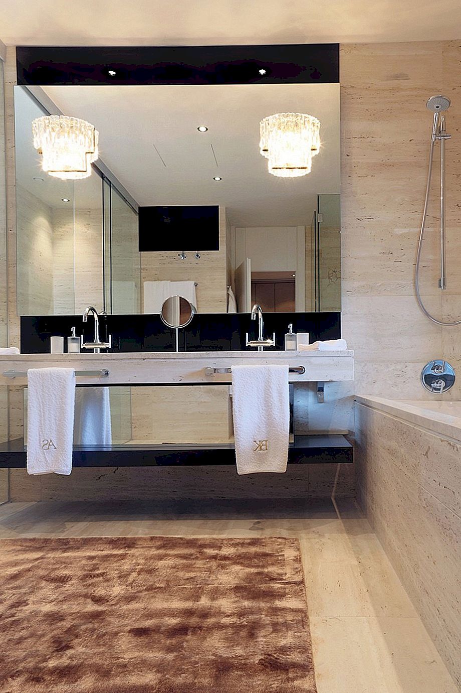 15 Odlične sodobne kopalnice, ki praznujejo slog